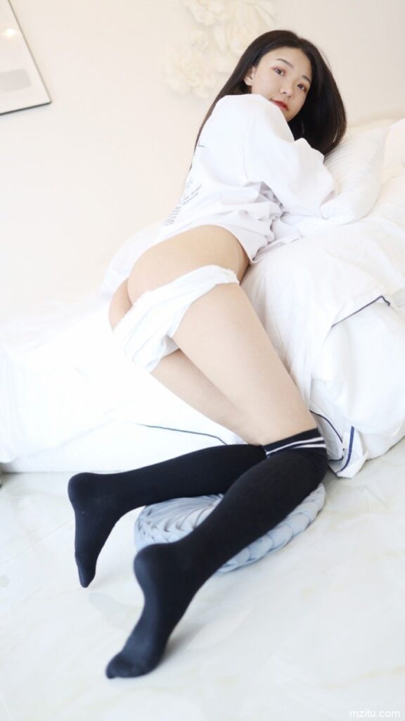 脱个精光躺倒床上，JK软妹张小妮皮肤白皙水嫩极致-盲兔兔