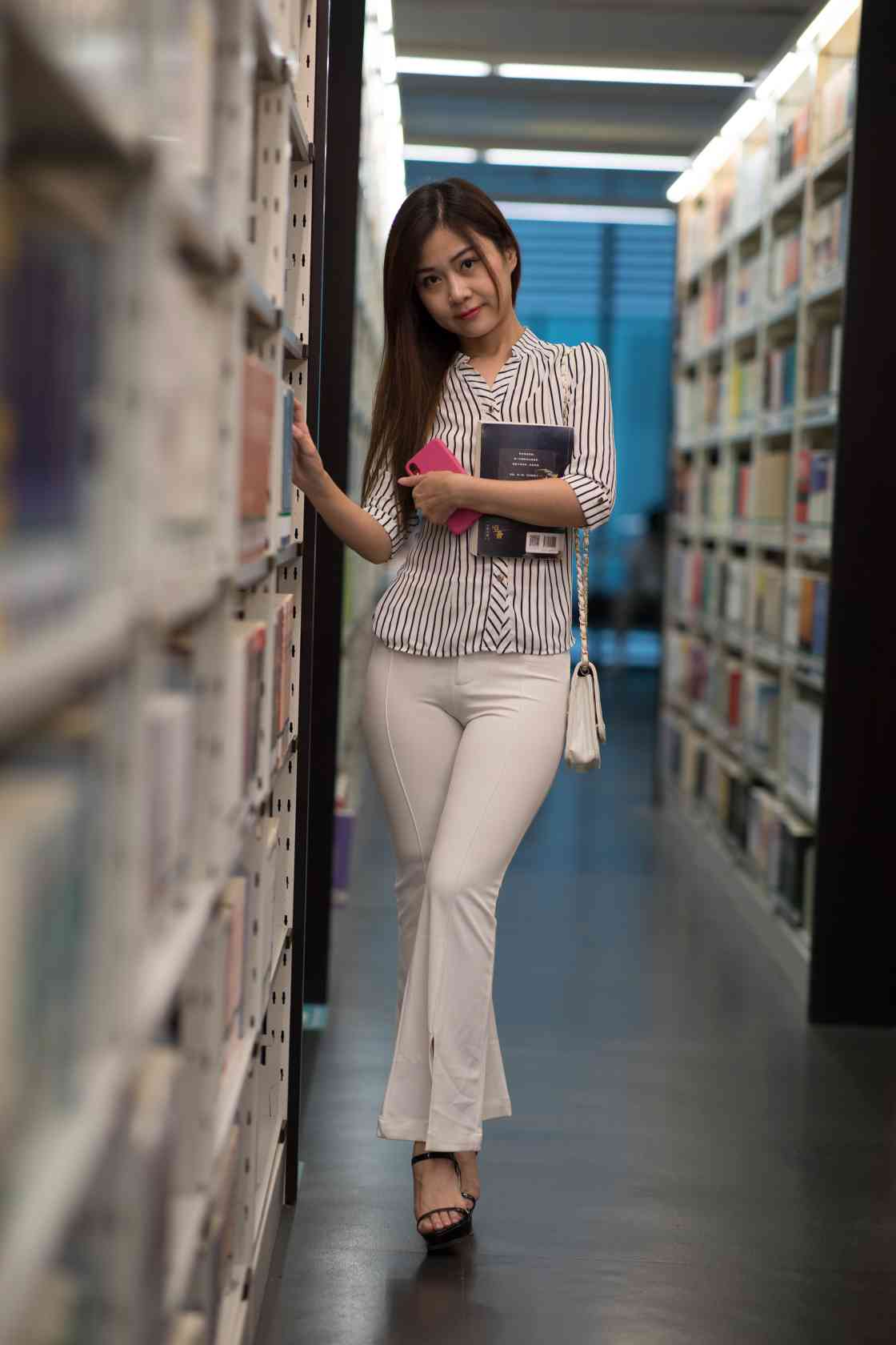 图片[5]-逛书店的白色紧身裤女孩【450P】04040-盲兔兔