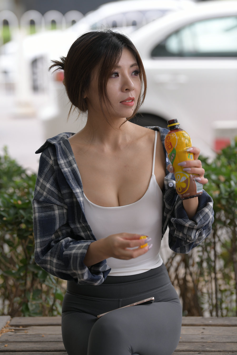图片[1]-喝饮料的瑜伽裤女孩J2242 383P1V-17.5GB-盲兔兔