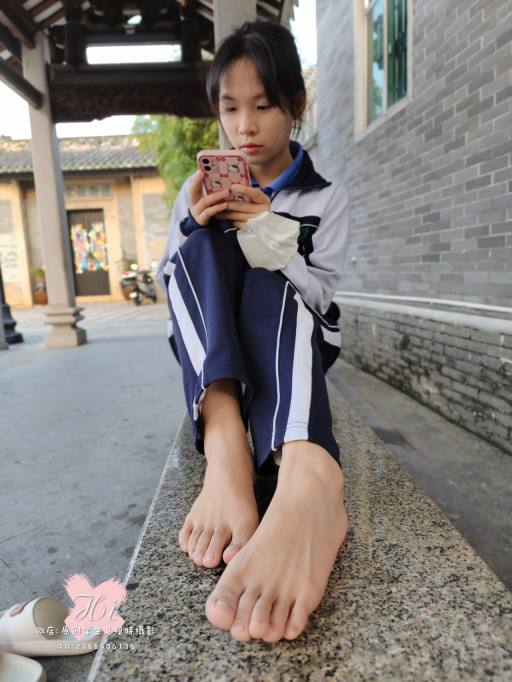 【免费】专心致志玩手机的女孩【42P】20028-盲兔兔