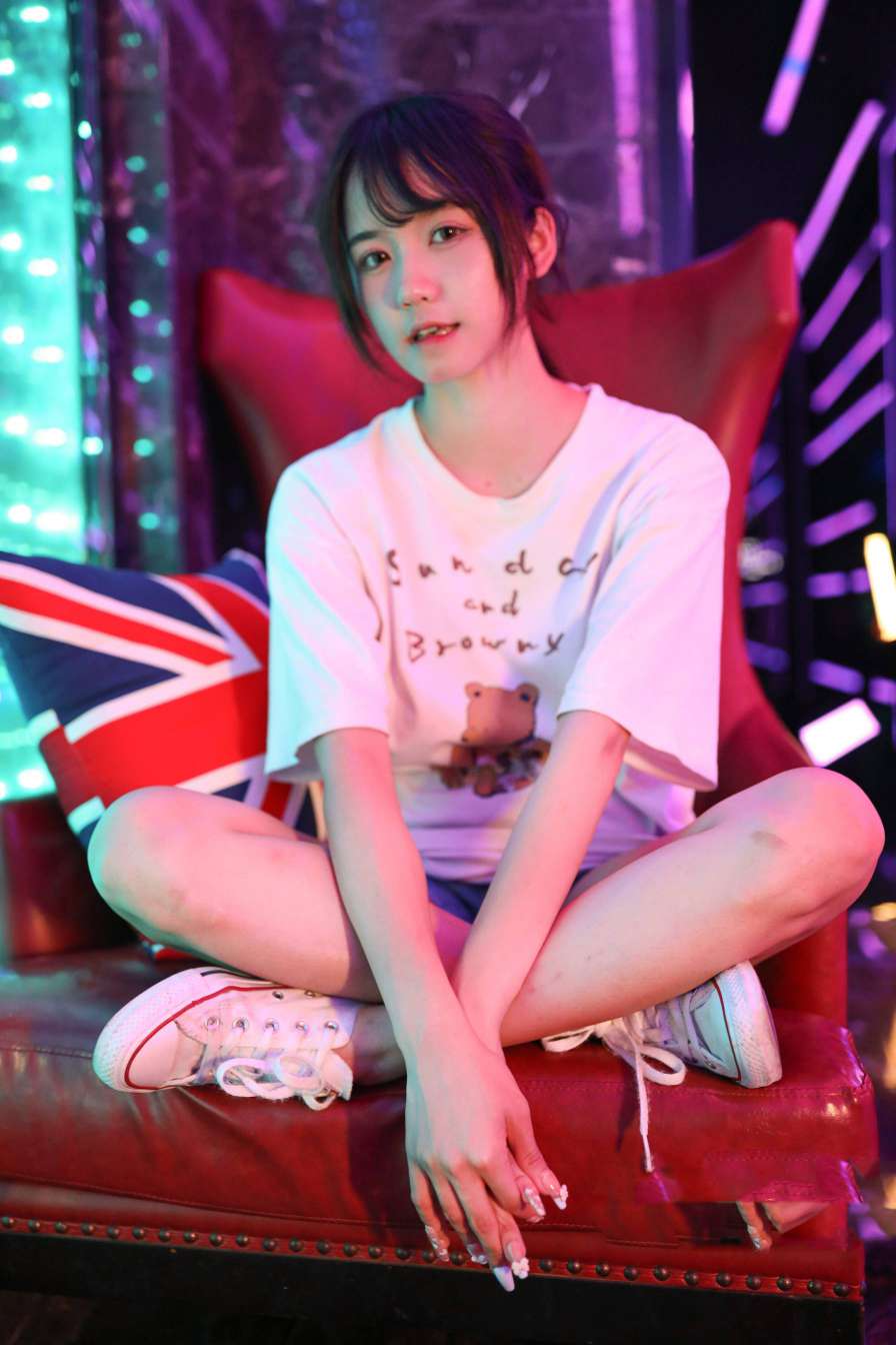 图片[2]-KTV里唱歌的长腿帆布鞋女孩【102P】20015-盲兔兔