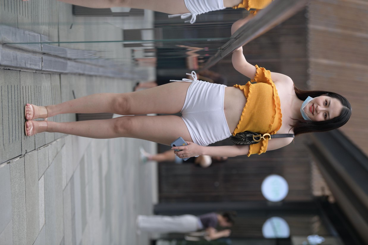 图片[2]-高腰白色短裤的漂亮女孩【767P】00065-盲兔兔