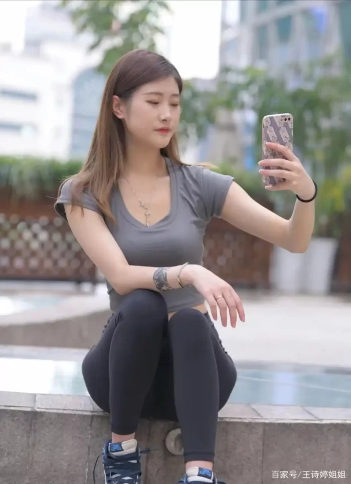 图片[2]-有小虎牙非常甜美的瑜伽裤女孩-盲兔兔