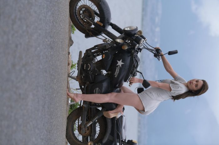 阴雨天在海边骑车的长发女人【156P】00044-盲兔兔