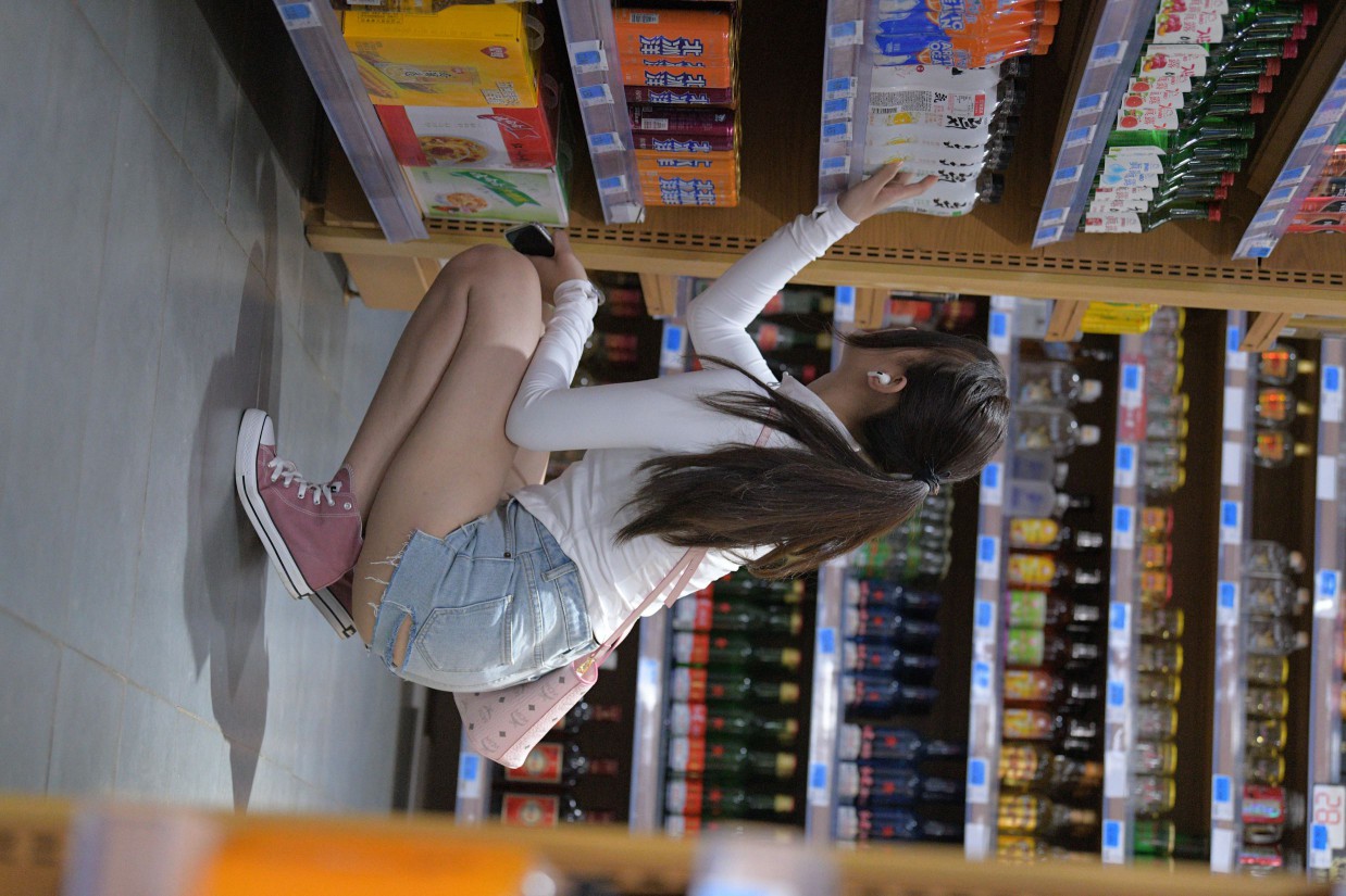 图片[5]-紧身牛仔短裤骑自行车的漂亮女孩【588P】00053-盲兔兔