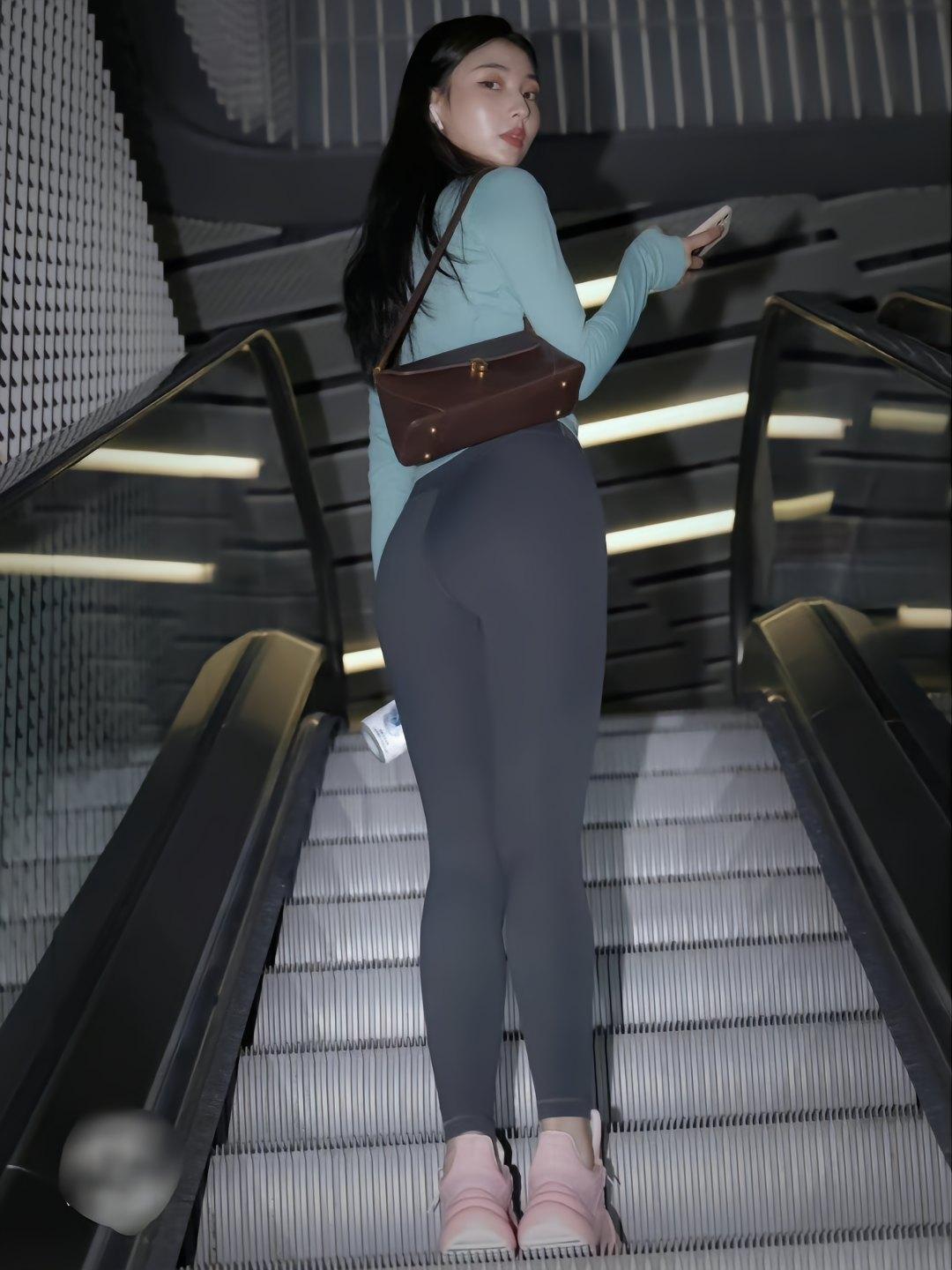 图片[1]-晚上逛商场的瑜伽裤漂亮女孩J2244 225P2V-15.1GB-盲兔兔