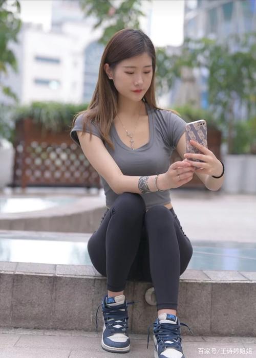 有小虎牙非常甜美的瑜伽裤女孩-盲兔兔