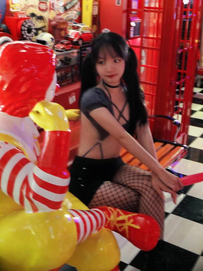网格丝袜的清纯双马尾小姑娘-盲兔兔