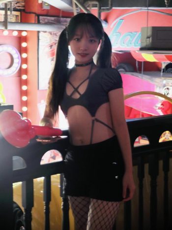 图片[2]-网格丝袜的清纯双马尾小姑娘-盲兔兔