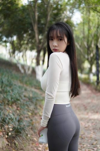 图片[9]-穿瑜伽裤爬山的长发少女-盲兔兔