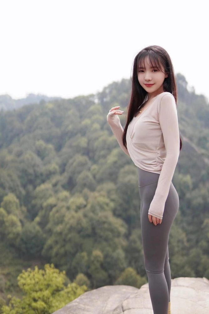 穿瑜伽裤爬山的长发少女-盲兔兔