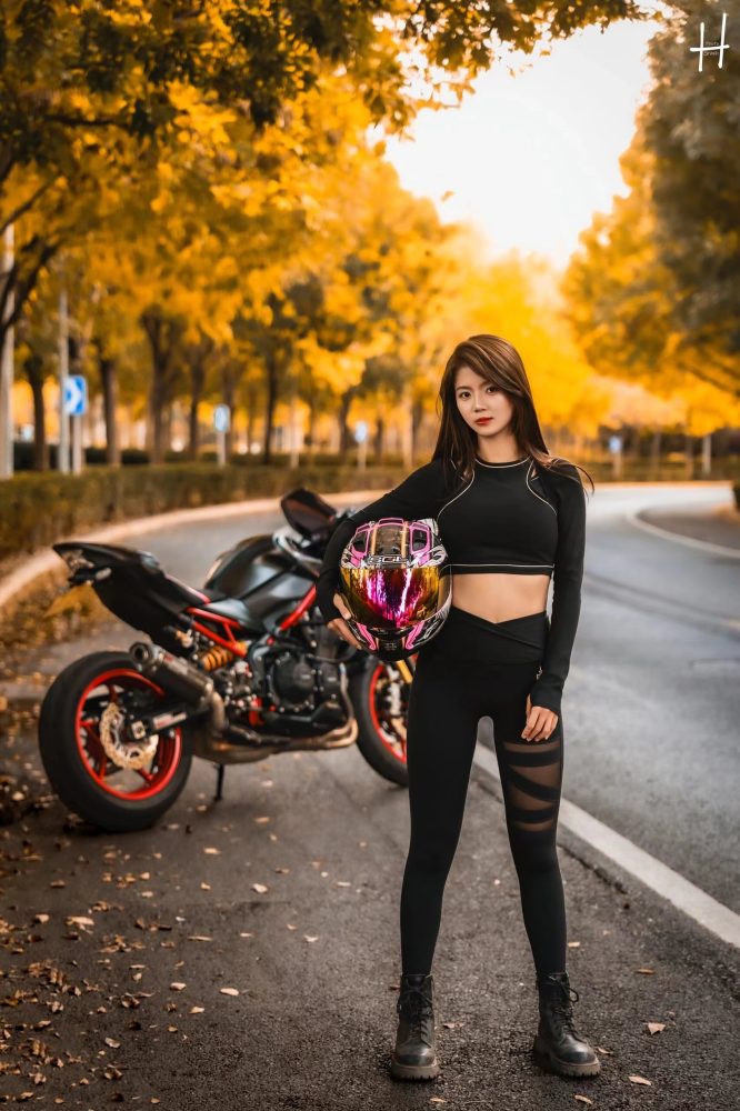 骑摩托车的瑜伽裤美女身材太好了！-盲兔兔